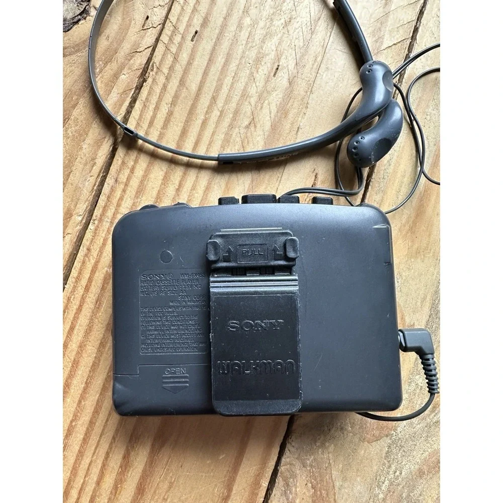 Sony Walkman WM-FX453 FM/AM Radio Cassette Player Radio Headphone MDR-W08 READ⬇️